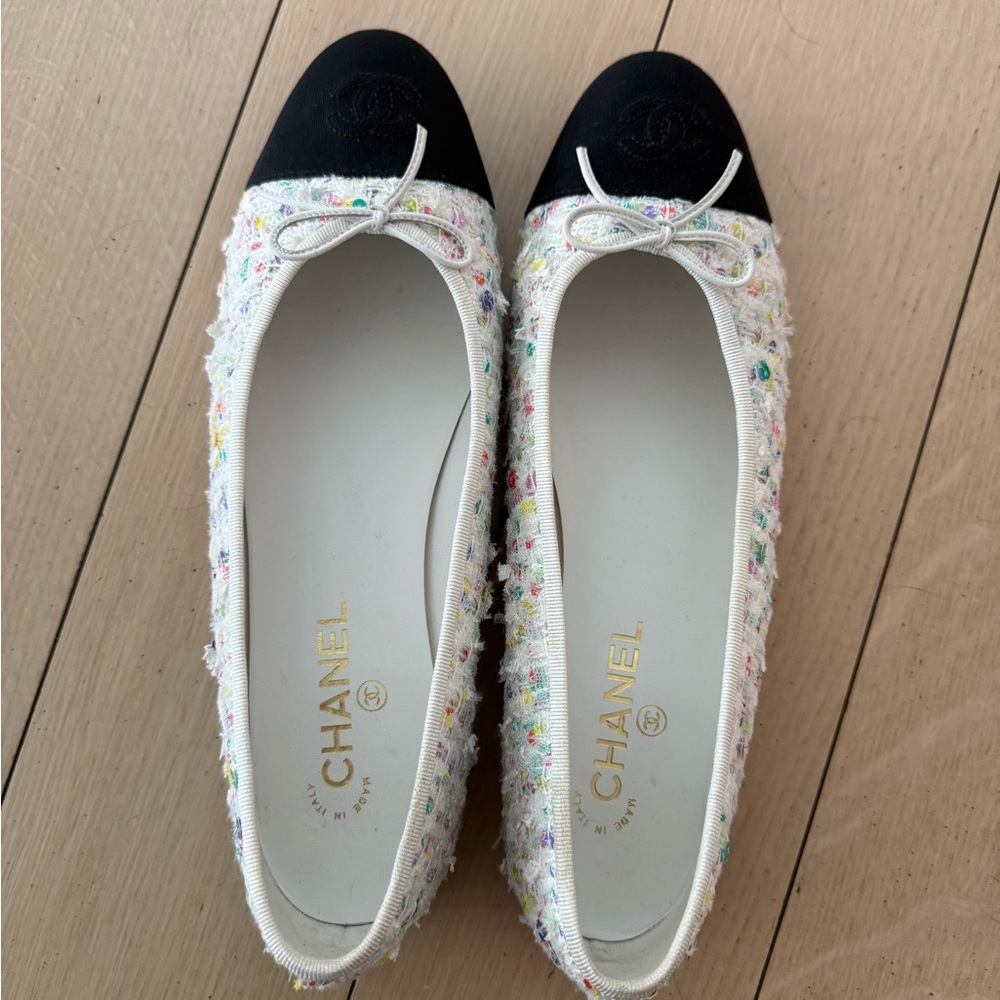 LIKE NEW Chanel ballet flats size 42